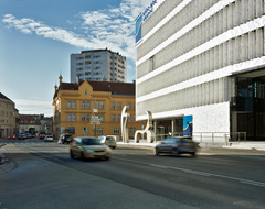 Skulptur vor der Hypo Bank St. Pölten