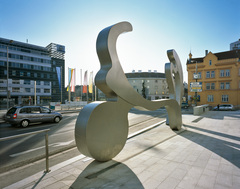 Skulptur vor der Hypo Bank St. Pölten