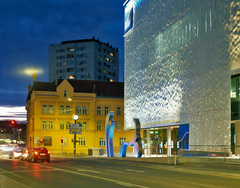 Skulptur vor der Hypo Bank St. Pölten