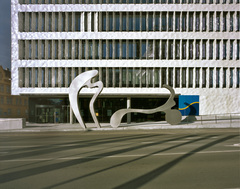 Skulptur vor der Hypo Bank St. Pölten