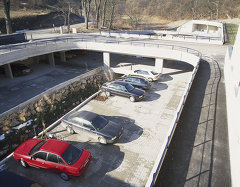 Institut Hernstein, Anbau zu Schloß Hernstein