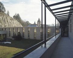 Institut Hernstein, Anbau zu Schloß Hernstein