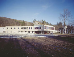 Institut Hernstein, Anbau zu Schloß Hernstein