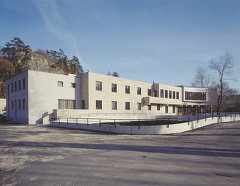 Institut Hernstein, Anbau zu Schloß Hernstein