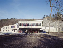 Institut Hernstein, Anbau zu Schloß Hernstein