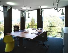Zwei gläserne Flügelbauten auf dem Girtannersberg