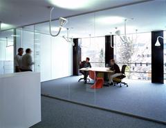 Zwei gläserne Flügelbauten auf dem Girtannersberg