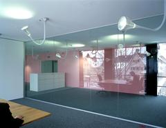 Zwei gläserne Flügelbauten auf dem Girtannersberg