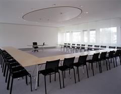 Zwei gläserne Flügelbauten auf dem Girtannersberg