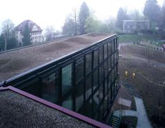 Zwei gläserne Flügelbauten auf dem Girtannersberg