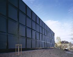 Zwei gläserne Flügelbauten auf dem Girtannersberg