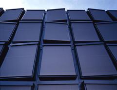 Zwei gläserne Flügelbauten auf dem Girtannersberg