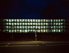 Zwei gläserne Flügelbauten auf dem Girtannersberg