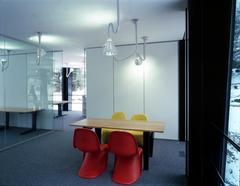 Zwei gläserne Flügelbauten auf dem Girtannersberg