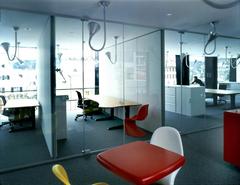 Zwei gläserne Flügelbauten auf dem Girtannersberg