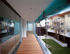 Haus J.